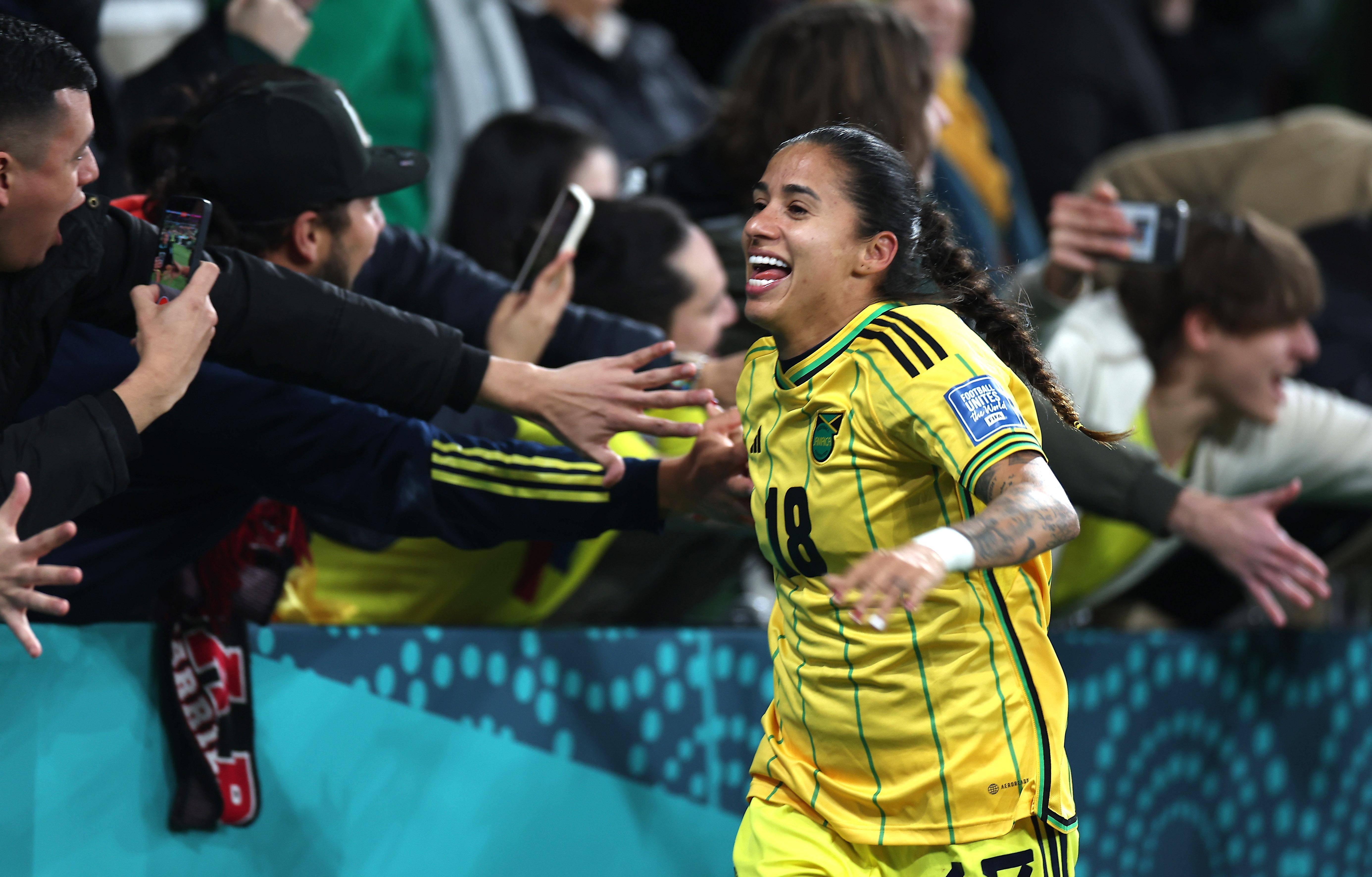 开云体育平台APP-国际足球女队表现抢眼，比赛激烈精彩