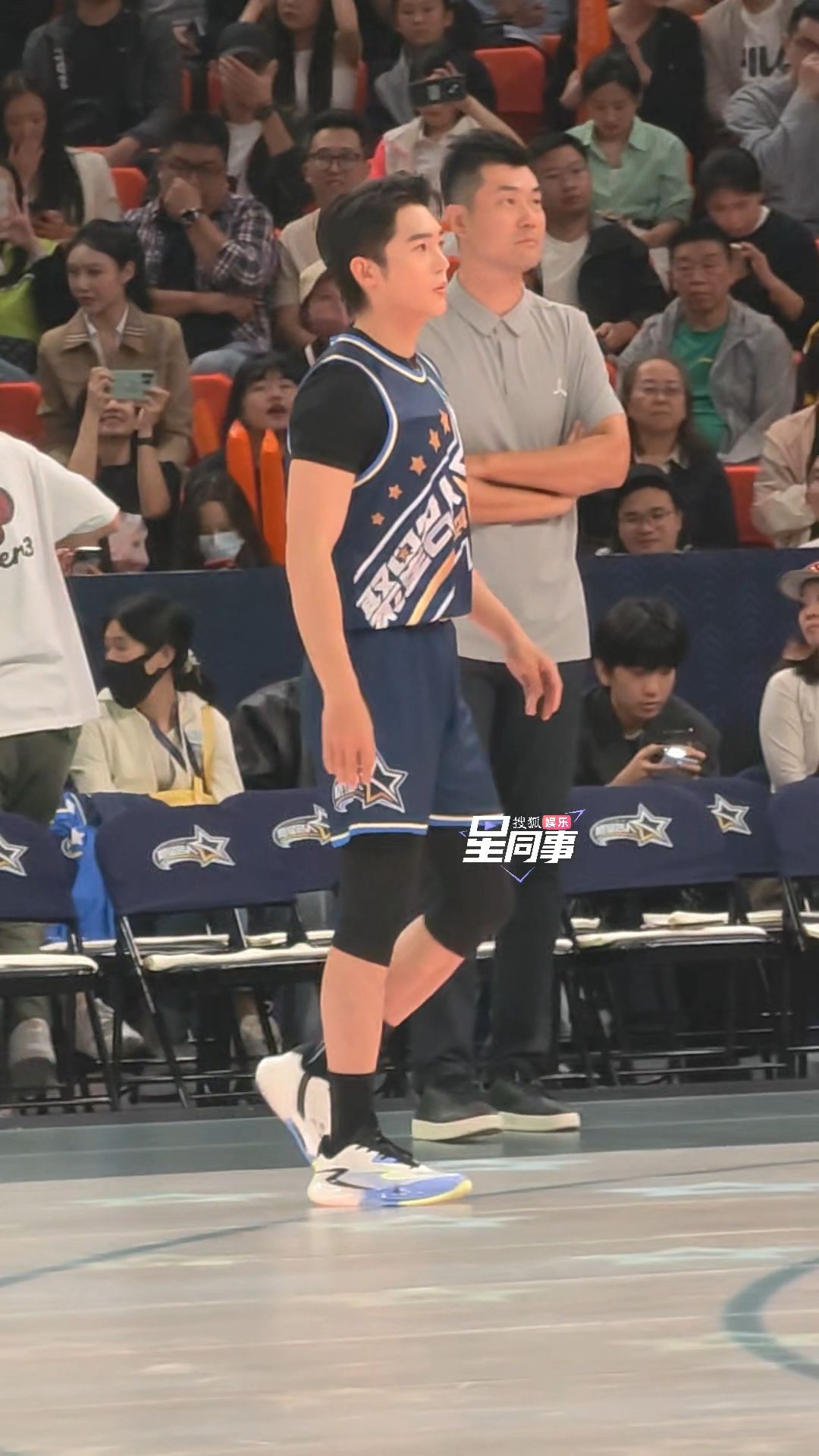 包含当红明星现身篮球赛事,粉丝热情追捧的词条 包含当红明星现身篮球赛事,粉丝热情追捧的词条