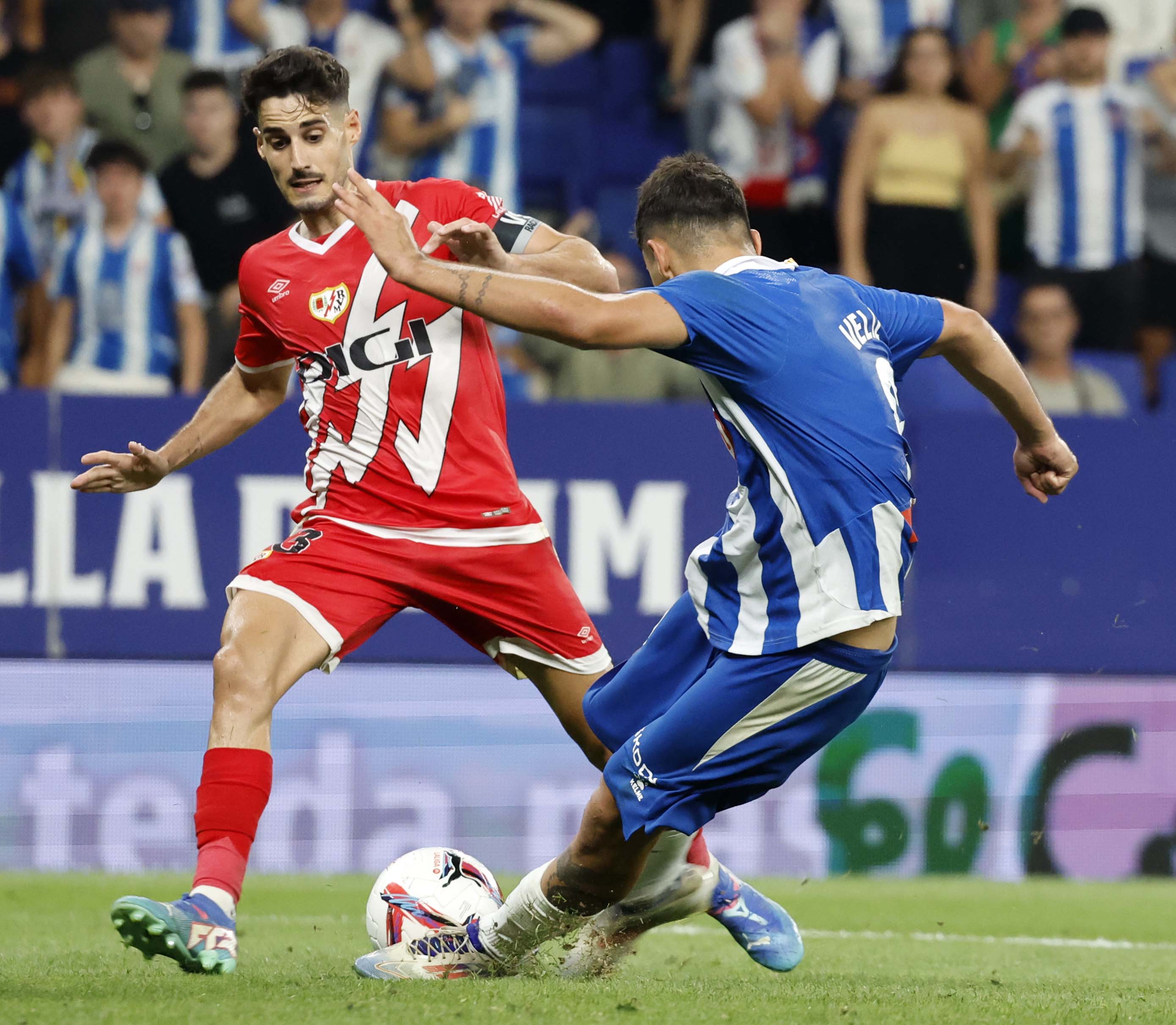 西班牙球队逆转胜利，战胜加拿大