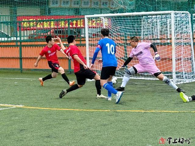 包含紧张足球比赛将要打响,球员们全力以赴备战决胜的词条 包含紧张足球比赛将要打响,球员们全力以赴备战决胜的词条