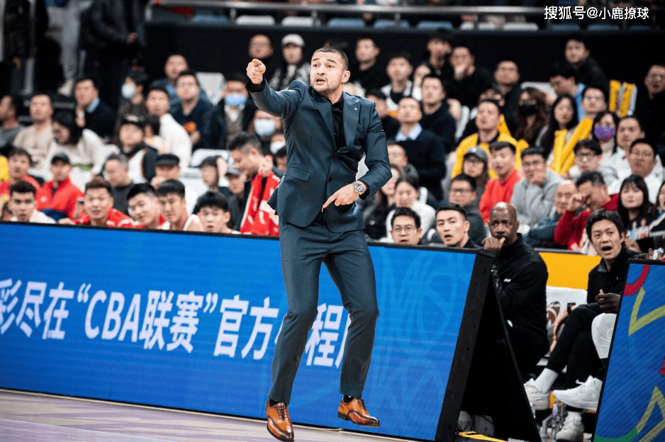 教练执教风格备受争议,引发球迷热议 教练执教风格备受争议,引发球迷热议