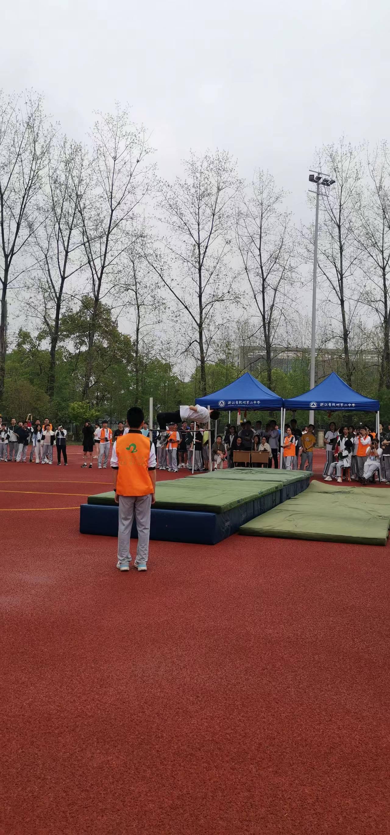 运动员们在场上奋勇争先，展现出色技艺