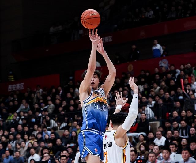 陕西男篮在比赛中顽强拼搏,一举战胜对手的简单介绍 陕西男篮在比赛中顽强拼搏,一举战胜对手的简单介绍