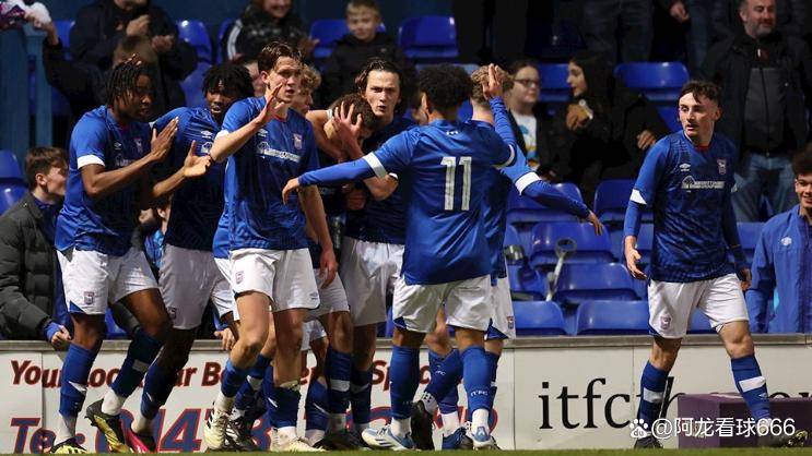 -关于诺维奇客场逼平哈德斯菲尔德，保持不败的信息