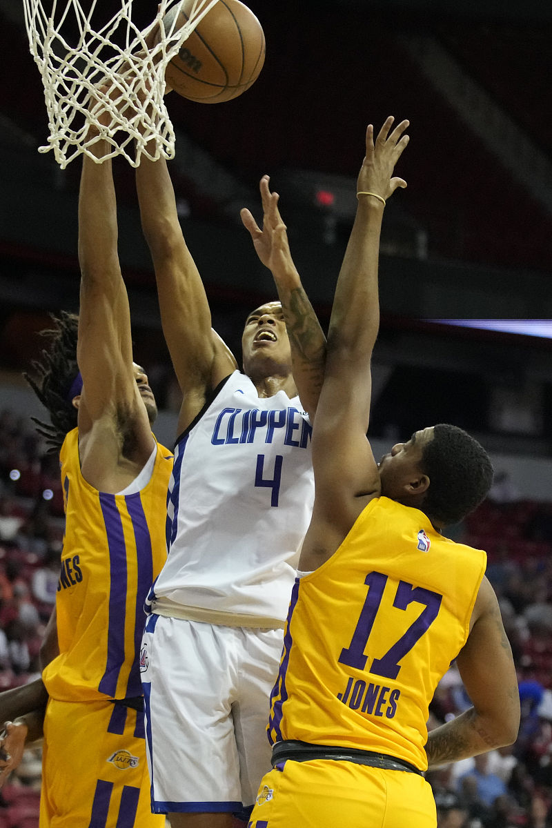 焦点比赛中发生激烈对抗，裁判难以处理