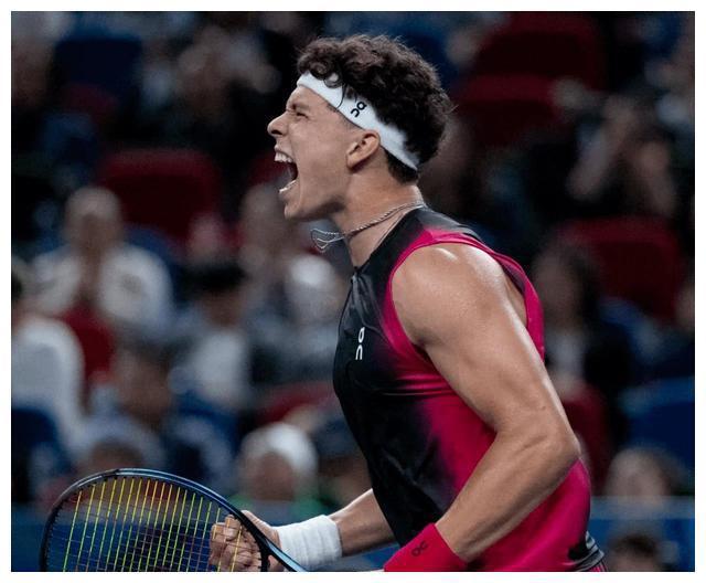 -观众目不转睛，选手们奋起直追夺得胜利