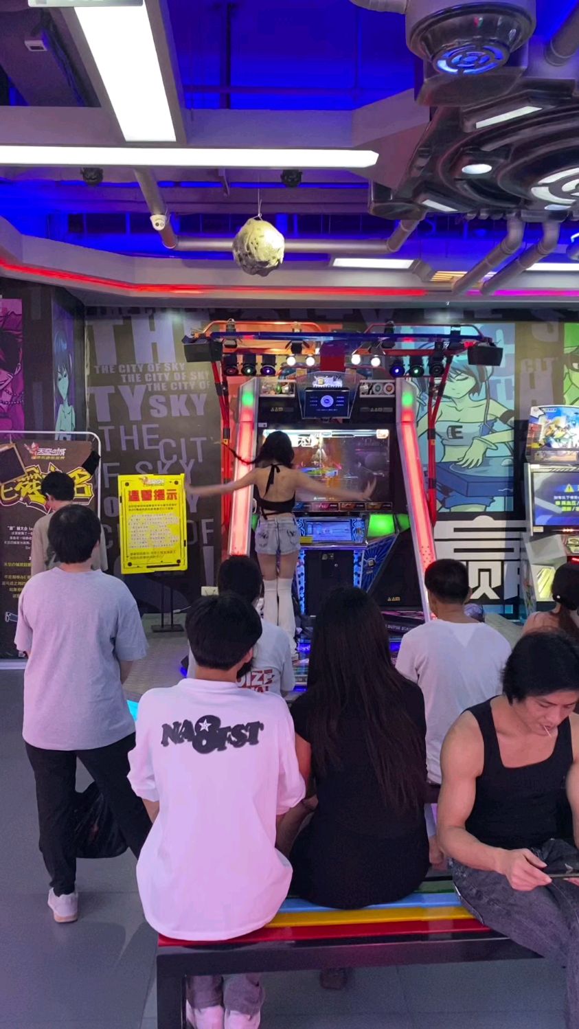 观众目不转睛，选手们奋起直追夺得胜利