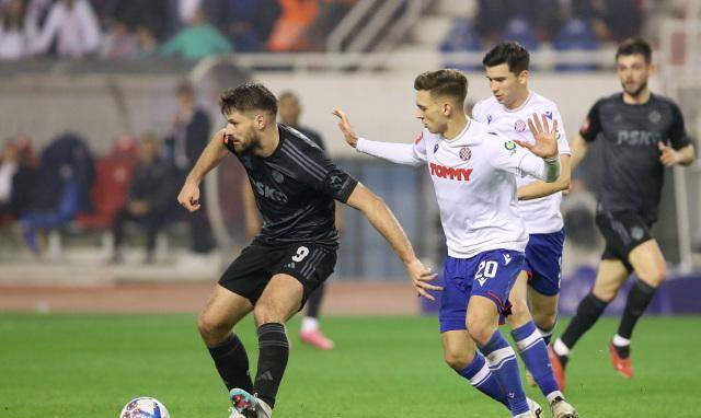 包含法兰克福连续比赛不胜,徘徊降级区域的词条 包含法兰克福连续比赛不胜,徘徊降级区域的词条