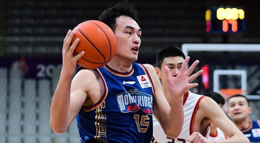 开云下载-一位新秀球员在比赛中崭露头角，引起关注