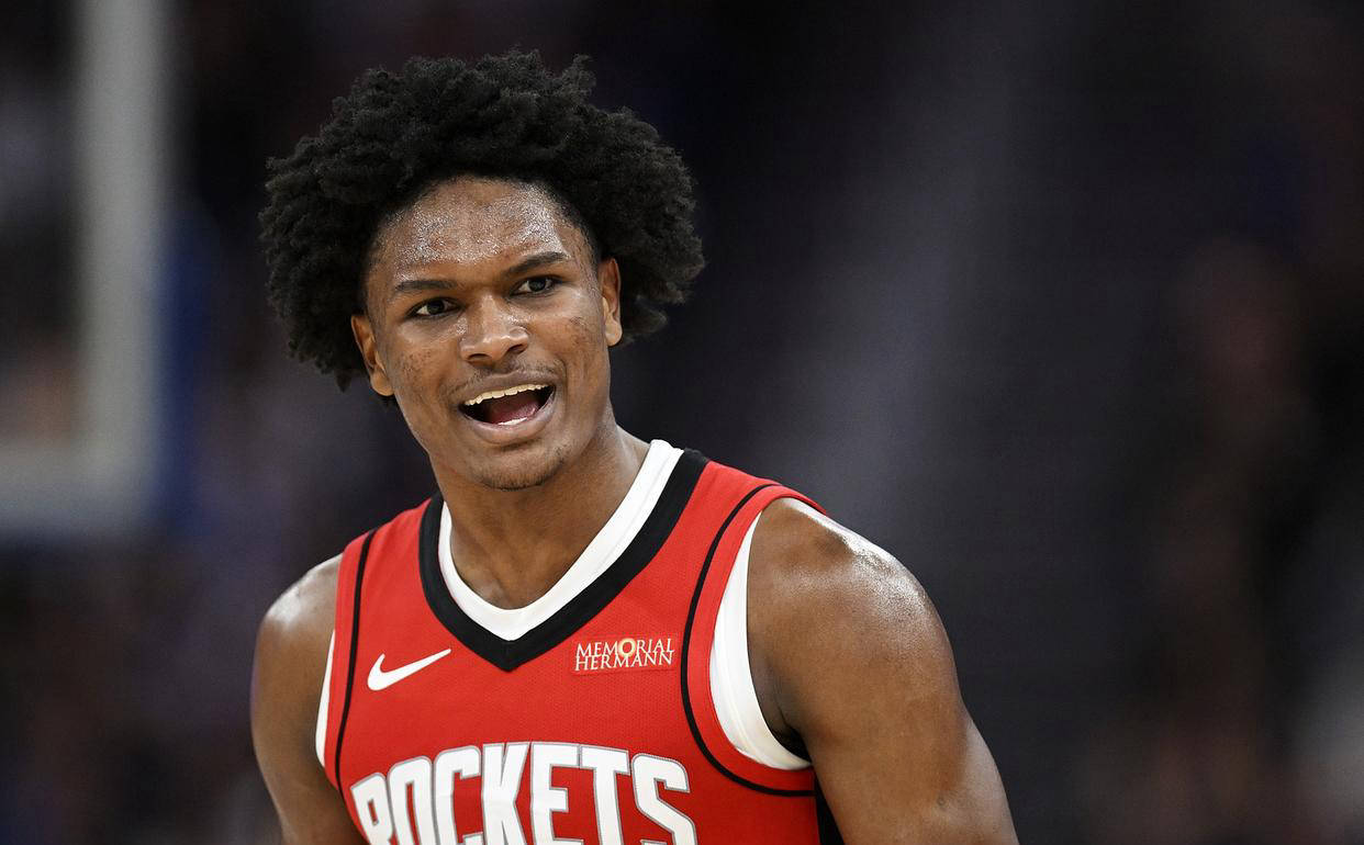 一位新秀球员在比赛中崭露头角，引起关注