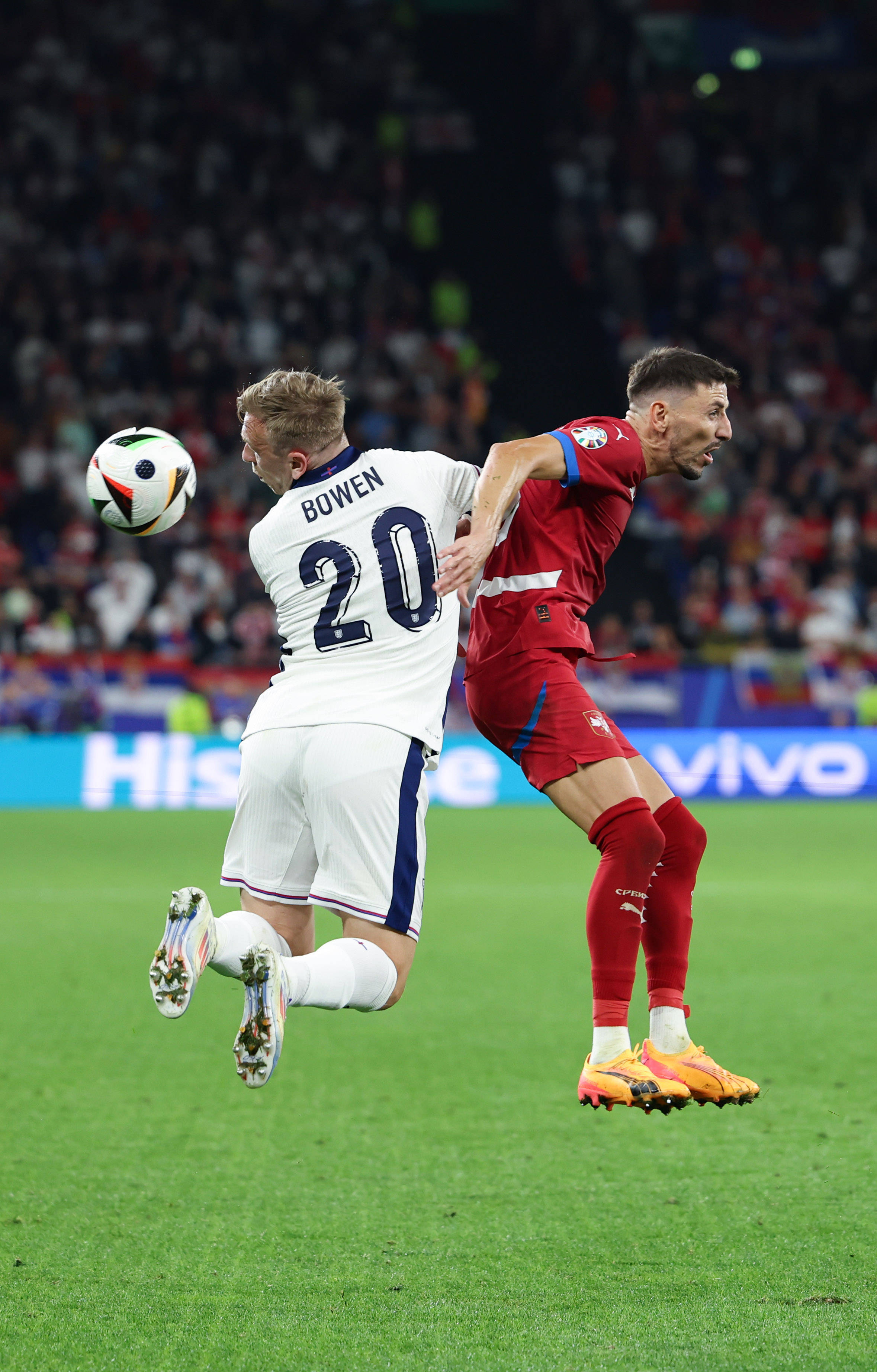 精彩的足球比赛引发球迷热议 精彩的足球比赛引发球迷热议