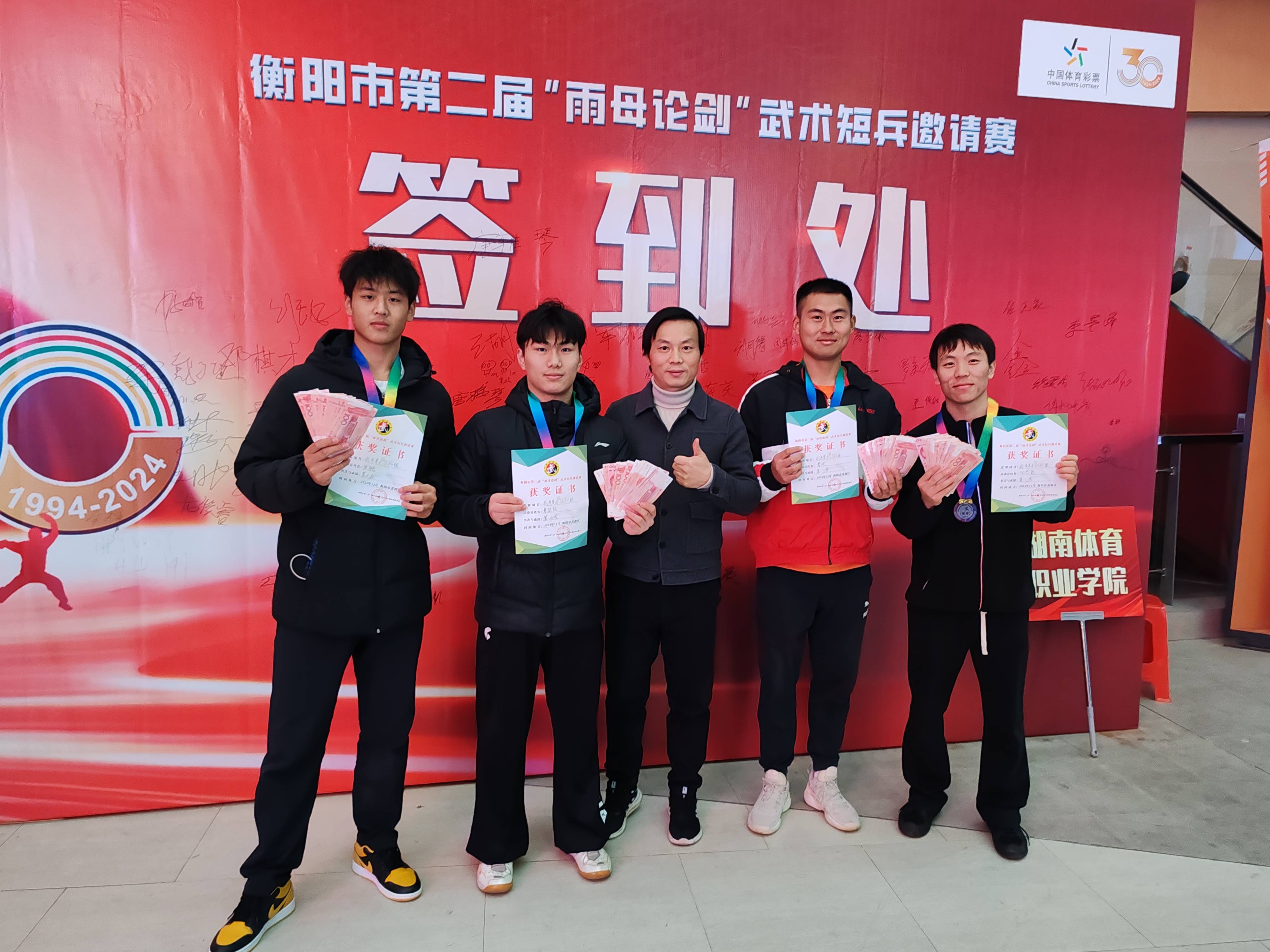 比赛白热化,球场上刀光剑影 比赛白热化,球场上刀光剑影