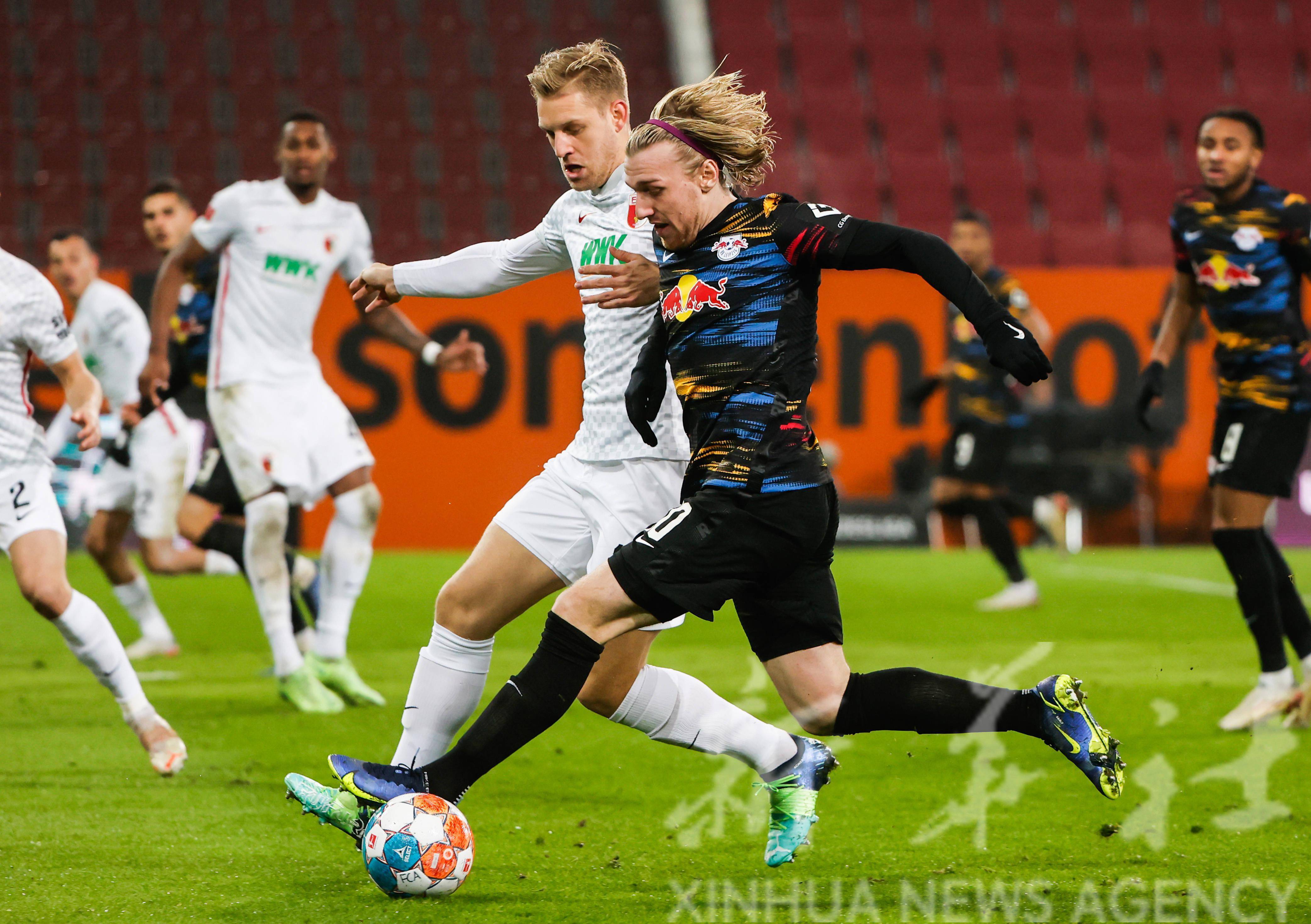 关于奥格斯堡球员在社交媒体上互动热烈的信息