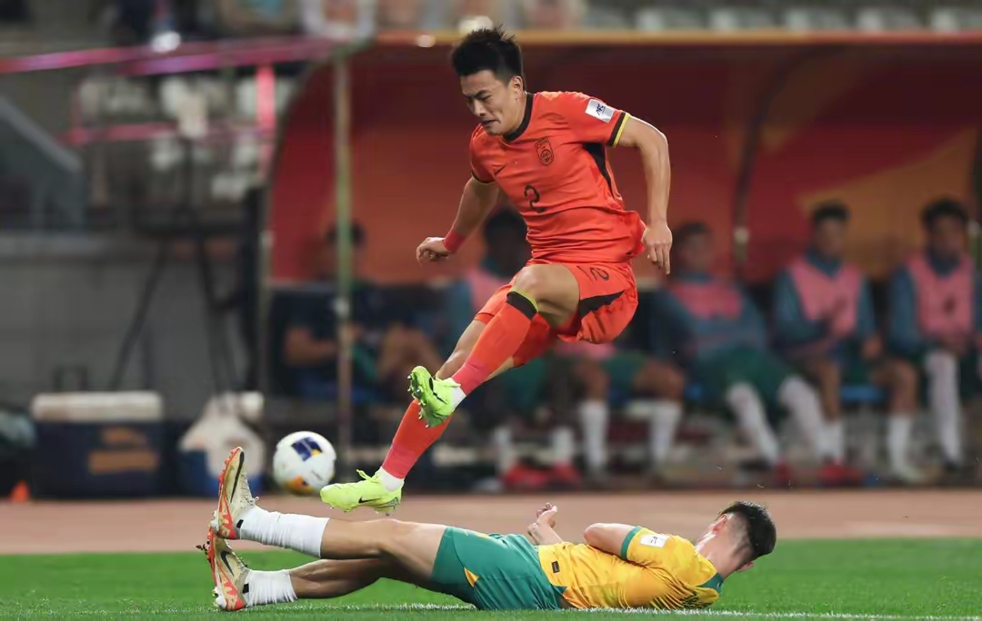 开云官网-惊险对决！运动员实力碾压对手