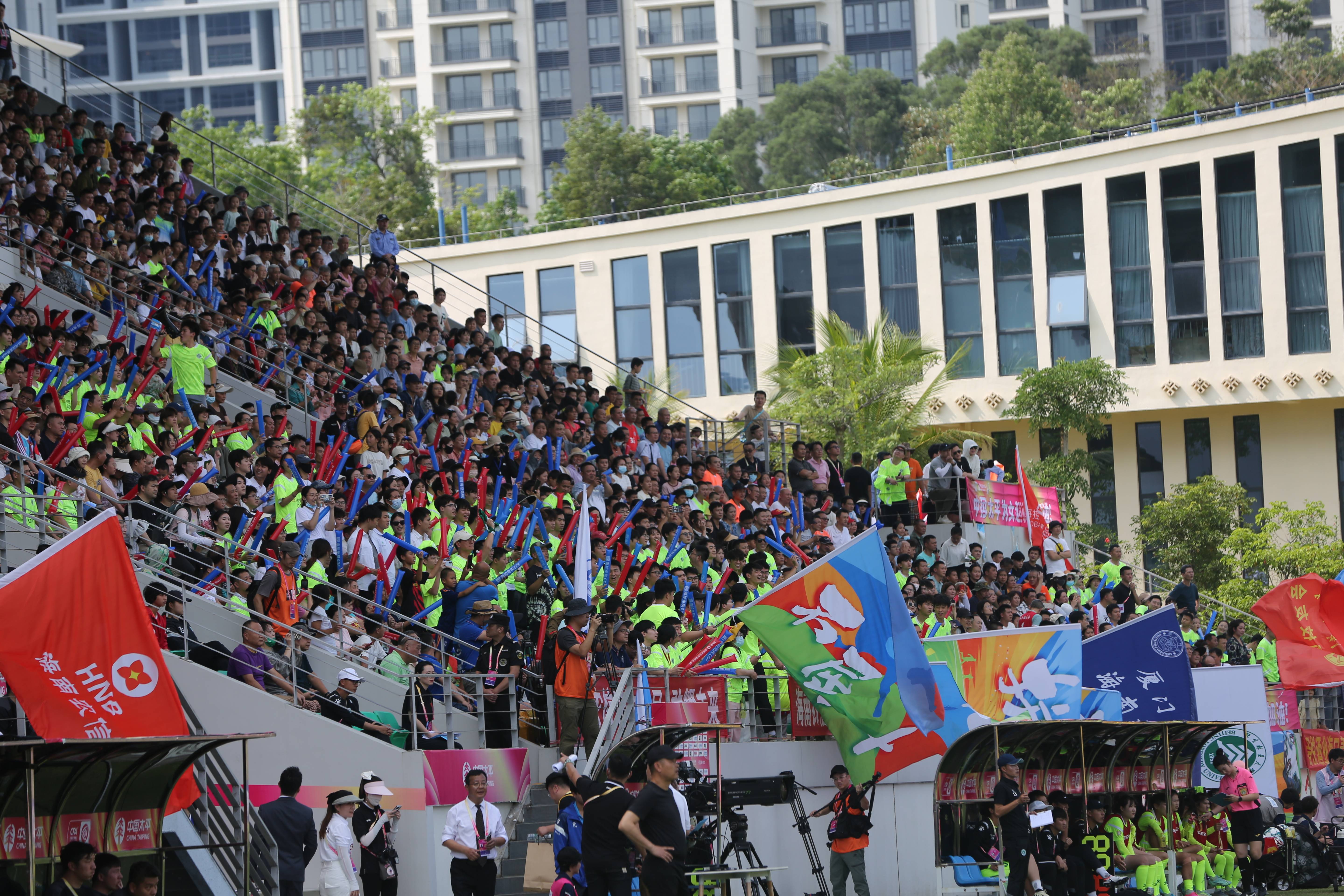 足球联赛战况激烈,观众热情高涨不已 足球联赛战况激烈,观众热情高涨不已