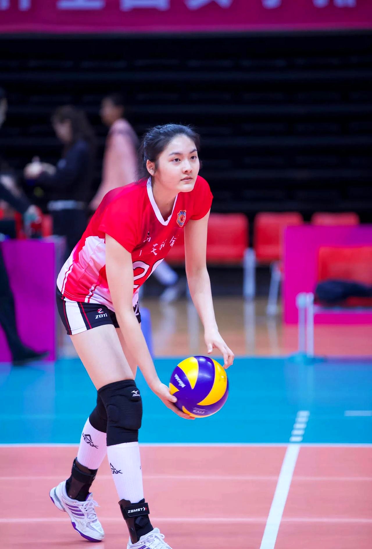 女排选手坚韧拼搏,赢得冠军 女排选手坚韧拼搏,赢得冠军