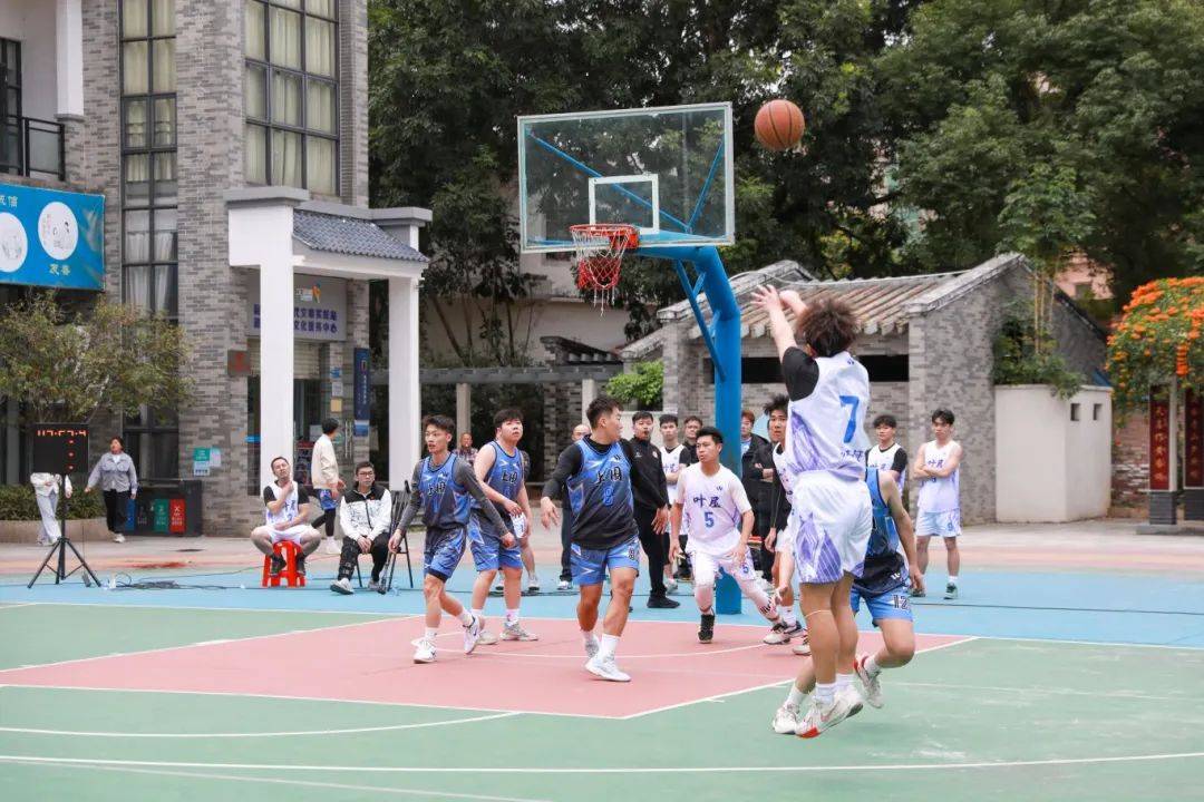 队员们展现出了超凡的篮球天赋！