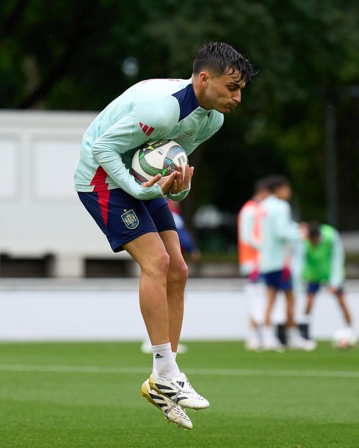 开云下载-西班牙球员佩德里暗访球队训练基地