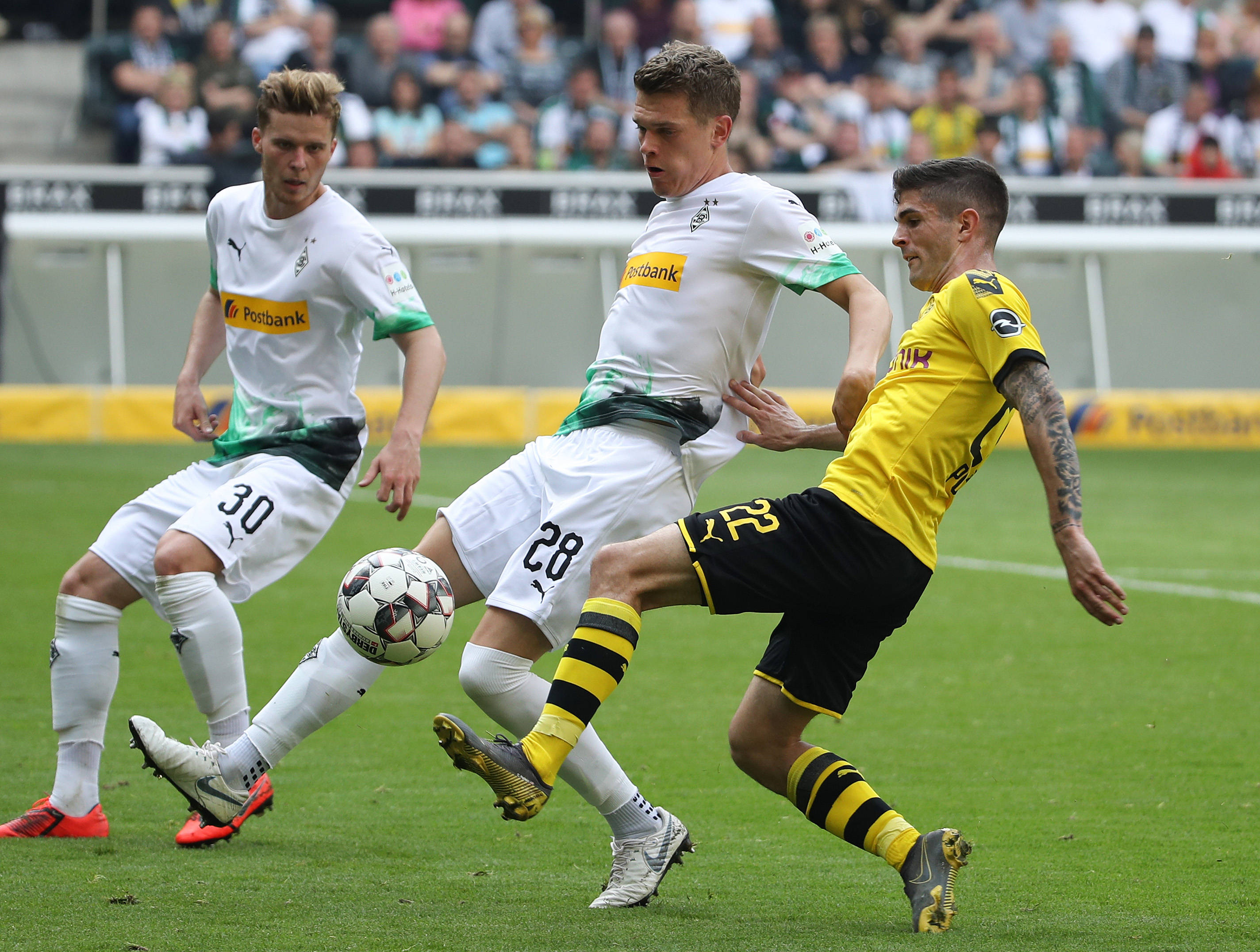 关于曼联后卫接近签约门兴格拉德巴赫，转投德国足球的信息