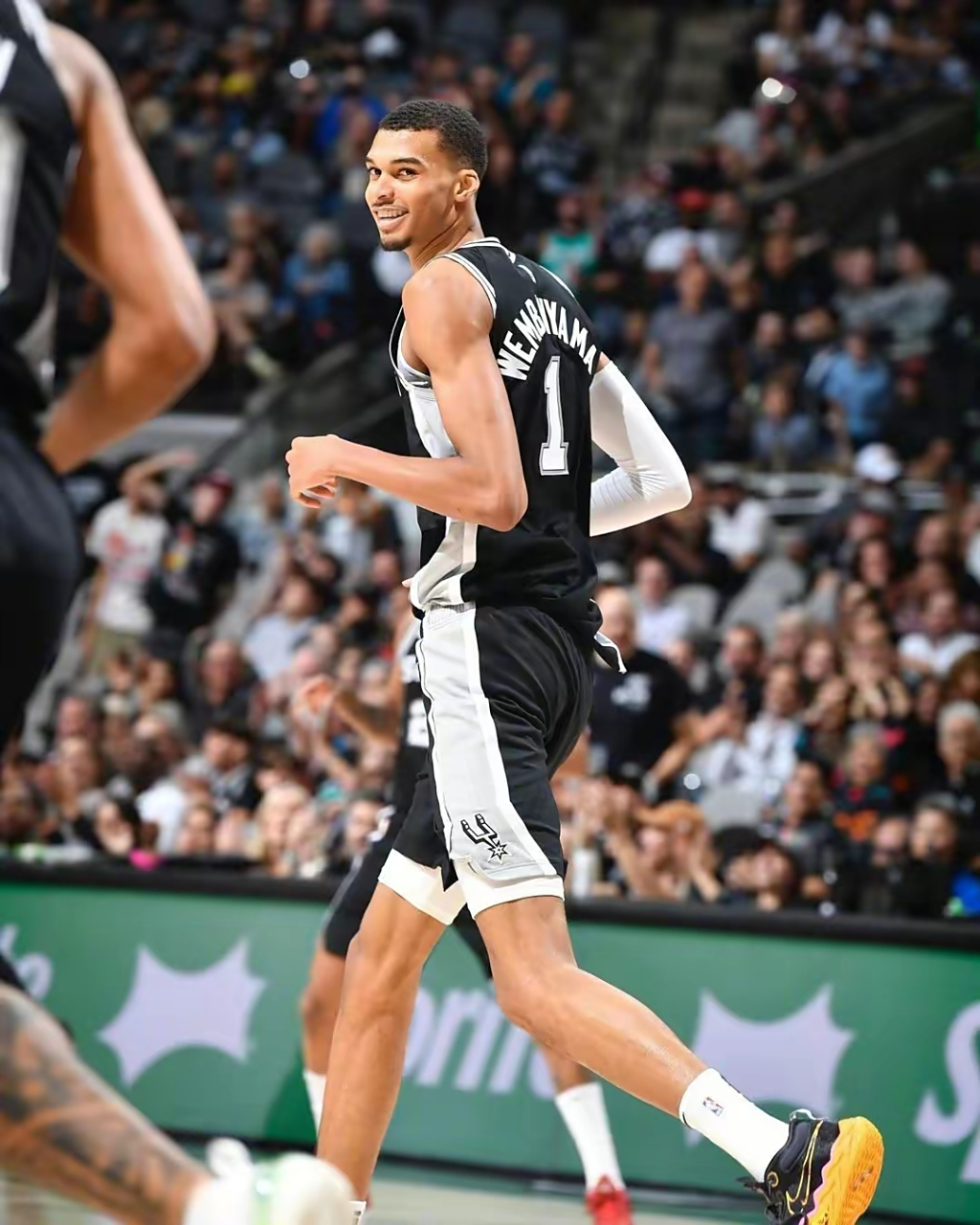 雄鹿击败马刺，字母哥表现全面领军