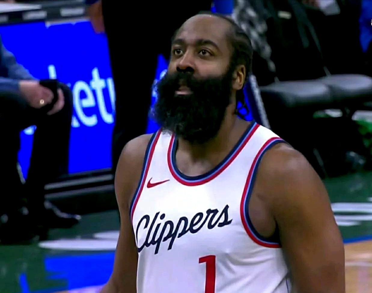 快船主场逆转雄鹿惜败