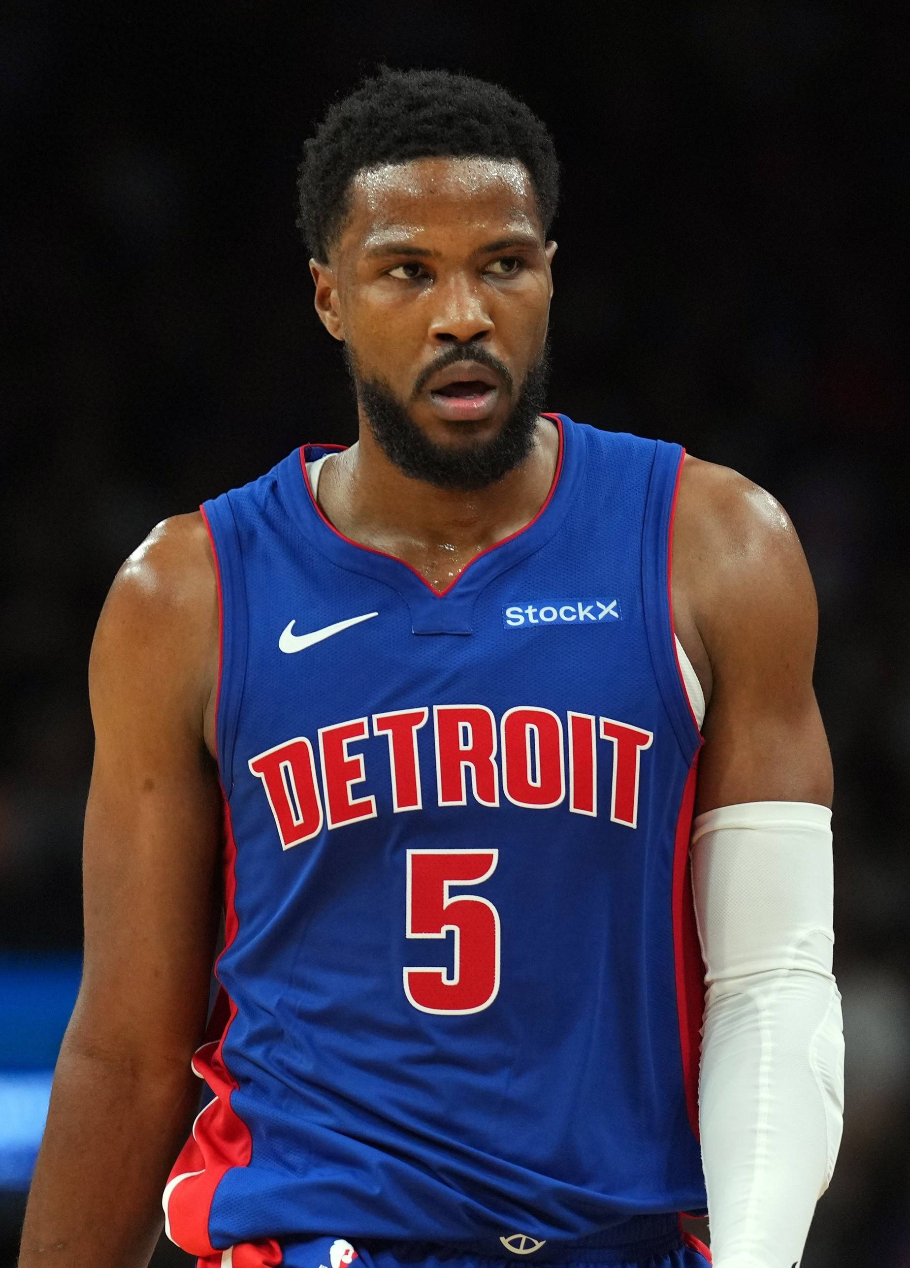 尼克斯横扫雄鹿,戈贝尔状态火热 尼克斯横扫雄鹿,戈贝尔状态火热