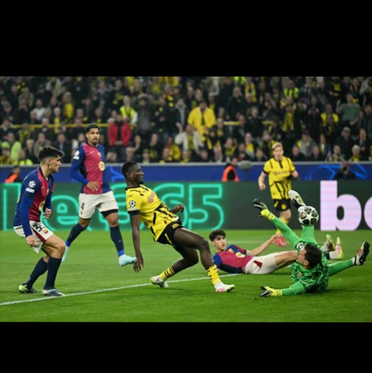 巴萨碾压皇马，哈弗茨点燃赛场