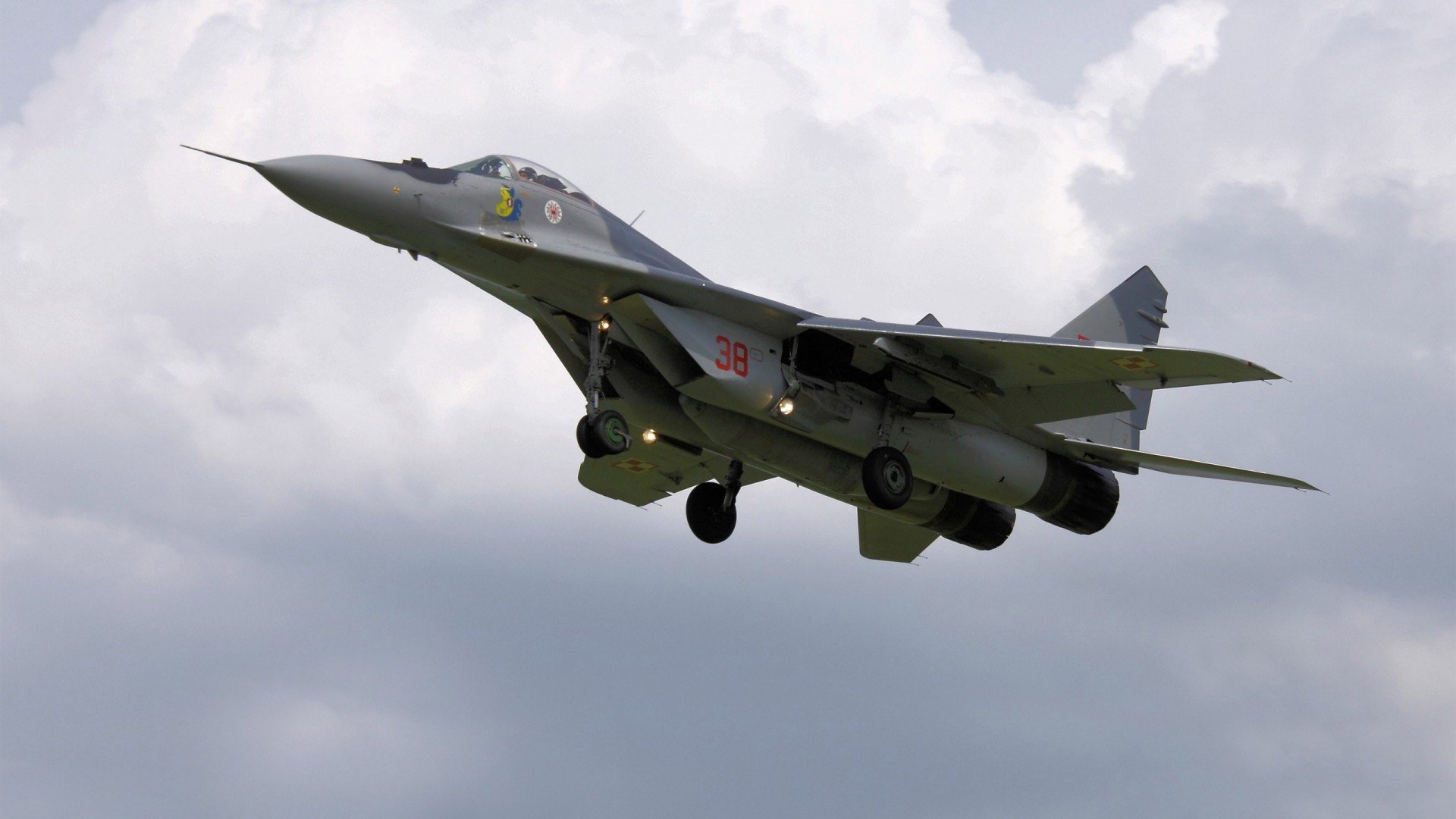 足球双响炮，美国队友谊赛险胜尼斯，阿劳霍德甲争冠战主宰赛场